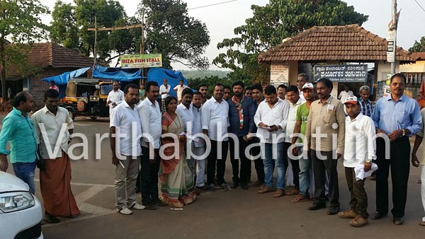 ಮುಡಿಪು ವ್ಯಾಪ್ತಿಯಲ್ಲಿ ಸೋಮವಾರ ಸಚಿವ ಯು.ಟಿ.ಖಾದರ್ ಅವರು ಕಾಂಗ್ರೆಸ್ ಮುಖಂಡರೊಂದಿಗೆ ಬಿರುಸಿನ ಮತಪ್ರಚಾರ ನಡೆಸಿದರು.